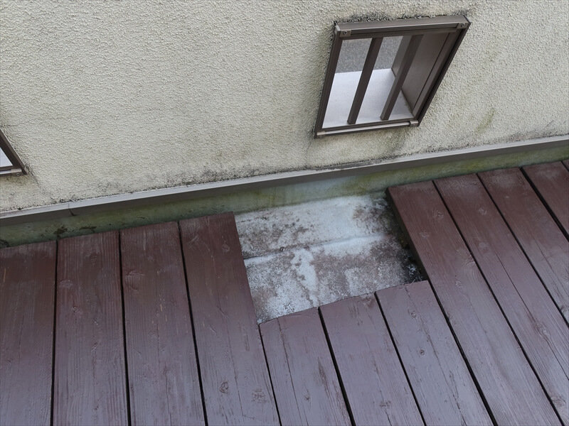 ベランダにはウッドデッキが敷いてあり、防水面に直射日光が当たらないため、塗装するほどの劣化はありませんでした。